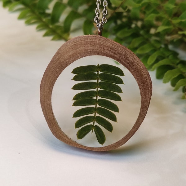 Pendant with a real leaf inside an olive wood ring. Necklace made of epoxy resin and wood. Necklace inspired by nature