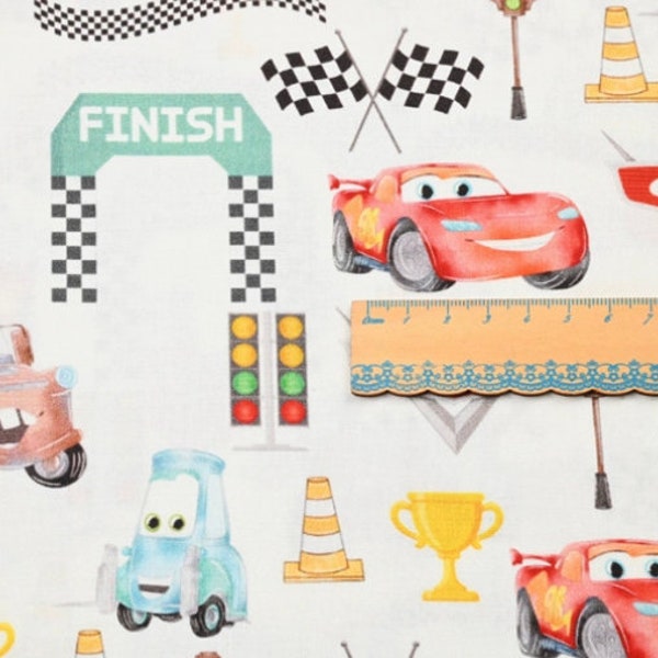 Adorable tissu en coton mcqueen avec des voitures, des éclairs, des dessins animés d'un demi-mètre