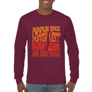 Camiseta de manga larga con estampado otoñal: calabaza especiada, chaleco acolchado, vaqueros ajustados, temporada de botas Ugg.