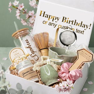 Könnte beinhalten: Eine weiße Geschenkbox mit Pflegeprodukten. Enthält einen Glasbecher, einen Schneebesen, eine kleine Schüssel, ein Sieb, ein Glas Epsom-Salz, ein Haargummi und ein Haaraccessoire. Der Deckel der Box lautet "Happy Birthday! or any custom text."