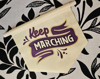 Suffs Broadway Musical geïnspireerd Keep Marching Flag - Verkiezingsvlag Verkiezingsmotivatie beweging vrouwenkiesrecht