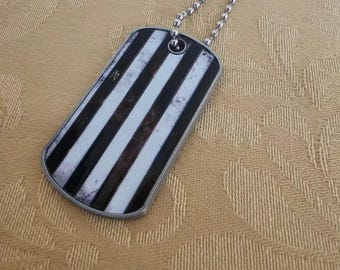 Beetlejuice Broadway-geïnspireerde zwart-wit gestreepte dogtag-ketting