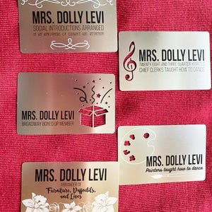 Hello Dolly Gute Laune Visitenkarten aus Metall, inspiriert von Dolly Levi