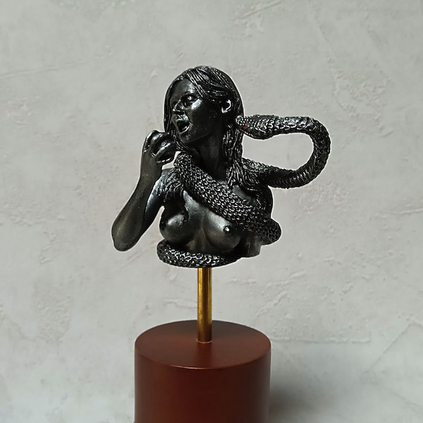 Buste artistique contemporain "Eve et le serpent [2]" en régule.