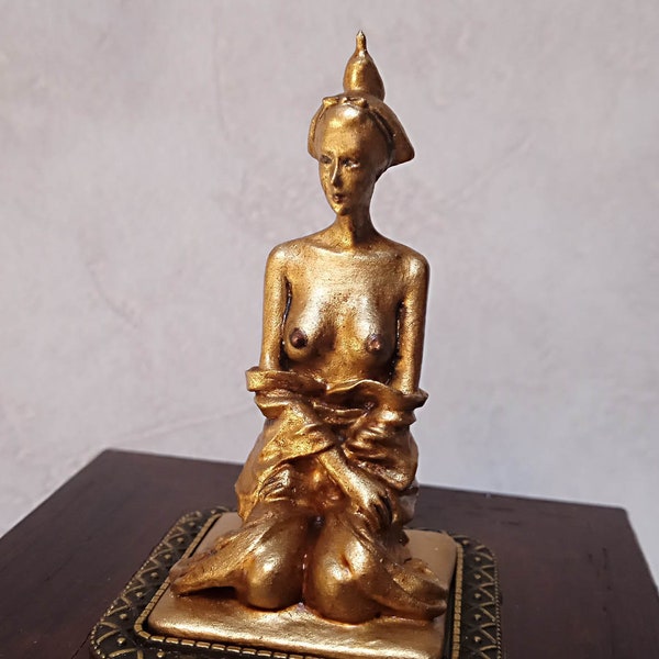 Petite sculpture "Geisha" en régule sur socle en bois.