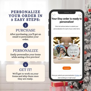 Puede incluir: Una pantalla de smartphone que muestra una interfaz de personalizaci&oacute;n de Etsy con tres pasos: compra, personalizaci&oacute;n y recepci&oacute;n. La pantalla muestra una vista previa de un adorno circular con una foto al frente y texto al reverso.