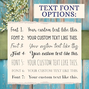 Puede incluir: Un letrero rectangular que muestra TEXT FONT OPTIONS con siete estilos distintos. Cada l&iacute;nea muestra la etiqueta Font 1 a Font 7 seguida de la frase Your custom text like this en una tipograf&iacute;a &uacute;nica, desde cursiva hasta letras de bloque.