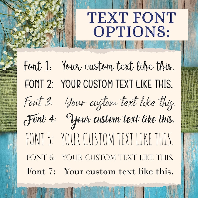 Puede incluir: Un letrero rectangular que muestra TEXT FONT OPTIONS con siete estilos distintos. Cada l&iacute;nea muestra la etiqueta Font 1 a Font 7 seguida de la frase Your custom text like this en una tipograf&iacute;a &uacute;nica, desde cursiva hasta letras de bloque.