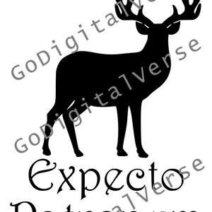 Peut inclure: Silhouette noire d'un cerf avec de grands bois, debout sur un fond blanc. Le texte "Expecto Patronum" est écrit sous le cerf.