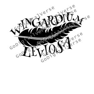Puede incluir: Diseño gráfico en blanco y negro de una pluma con las palabras "Wingardium Leviosa" escritas en ella.