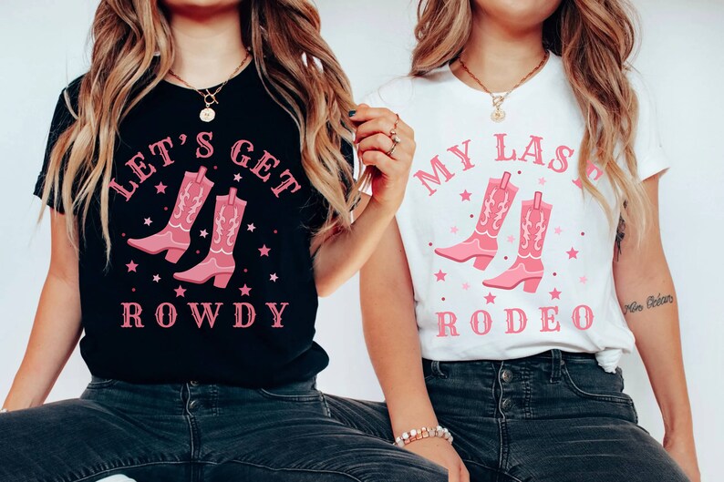 Puede incluir: Dos camisetas, una negra y otra blanca, con un dise&ntilde;o de botas de vaquero rosas. La camiseta negra dice "LET'S GET ROWDY", la blanca "MY LAST RODEO". Ambas con estrellas rosas, ideal para un evento.