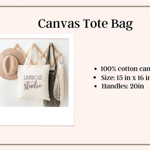 K&ouml;nnte beinhalten: Eine wei&szlig;e Canvas-Tragetasche mit dem Aufdruck "LAVIROSE Studio" in Lila. Die Tasche h&auml;ngt an einem Holzgestell mit einem braunen Hut und einer gr&uuml;nen Netztasche.