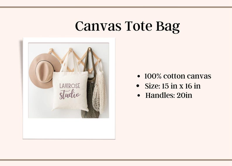 K&ouml;nnte beinhalten: Eine wei&szlig;e Canvas-Tragetasche mit dem Aufdruck "LAVIROSE Studio" in Lila. Die Tasche h&auml;ngt an einem Holzgestell mit einem braunen Hut und einer gr&uuml;nen Netztasche.