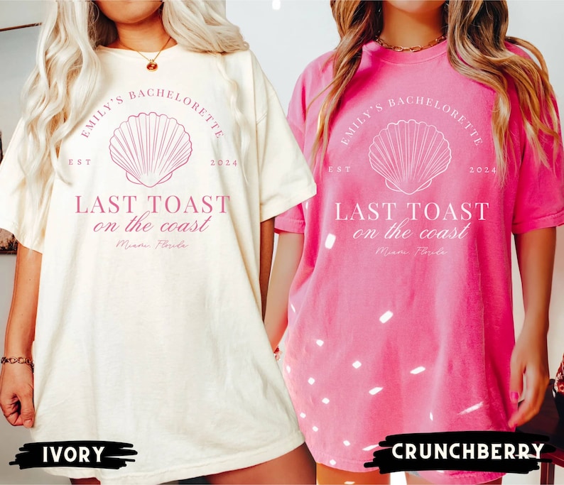 K&ouml;nnte beinhalten: Zwei &uuml;bergro&szlig;e T-Shirts mit einem rosa Muschel-Motiv und dem Text "Emily's Bachelorette Est 2024 Last Toast on the Coast Miami, Florida" auf der Vorderseite. Die T-Shirts sind in den Farben Elfenbein und Crunchberry.