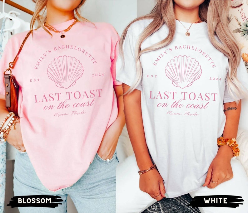K&ouml;nnte beinhalten: Zwei rosa und wei&szlig;e T-Shirts mit dem Text "Emily's Bachelorette Est 2024 Last Toast on the Coast Miami Florida" und einer Muschelgrafik.