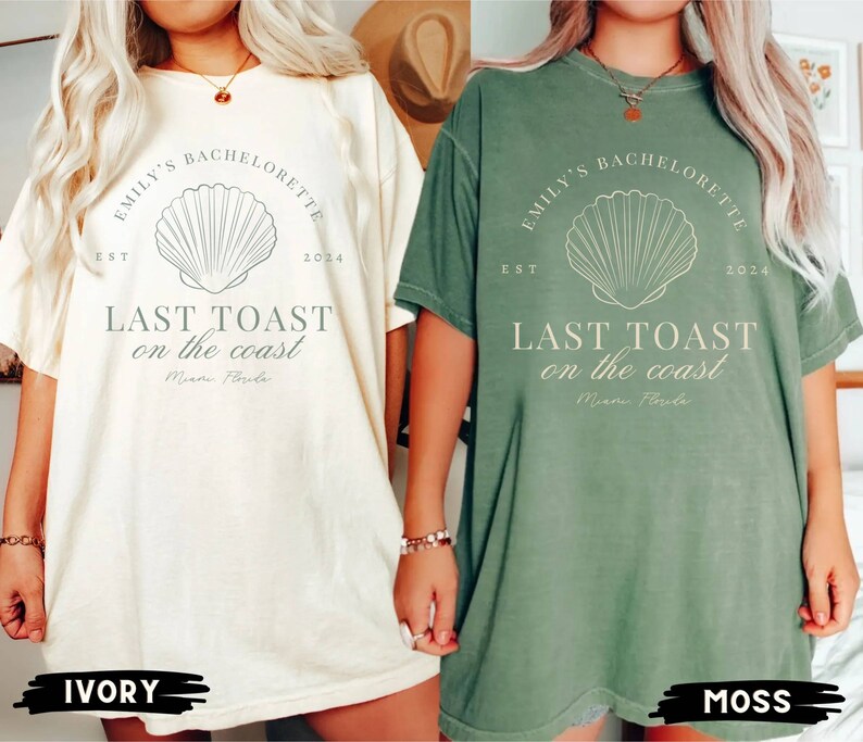 K&ouml;nnte beinhalten: Zwei &uuml;bergro&szlig;e T-Shirts mit einem Muschel-Motiv und dem Text "Emily's Bachelorette Est 2024 Last Toast on the Coast Miami Florida". Die Shirts sind in Elfenbein und Moosgr&uuml;n.
