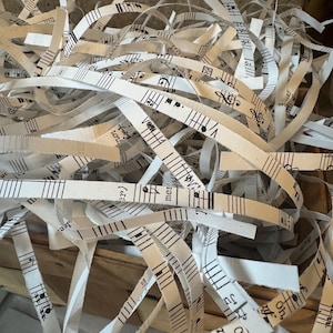 Poszarpany papier nutowy | Wypełniacz do koszyków | Opakowanie na prezenty | Materiał z recyklingu | Dekoracje świąteczne