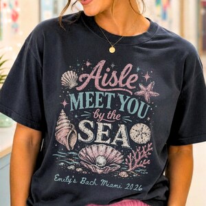 T-shirt personnalisé pour enterrement de vie de jeune fille sur le thème de la mer - Rendez-vous au bord de la mer - Cadeau pour la mariée - T-shirt pour un week-end de mariage sur la côte - Couple fiancé