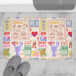 Puede incluir: Una alfombra de baño rectangular con un diseño ilustrado colorido que presenta alimentos y bebidas como café, panqueques y cócteles. La alfombra incluye texto como "Brunch o'clock" y "Spicy Marg".