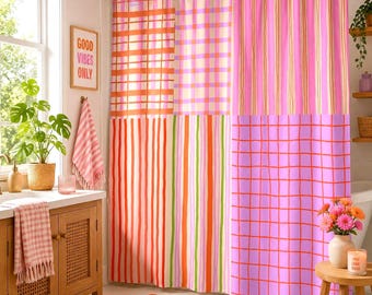 Könnte beinhalten: Ein Duschvorhang mit einem Patchwork-Design aus vertikalen Streifen und Gittermustern in leuchtenden Rosa-, Orange- und Grüntönen. Der Stoff zeigt eine Mischung aus karierten und gestreiften Abschnitten, die eine farbenfrohe Optik erzeugen.