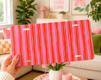 Placa de carro personalizada listrada em rosa e vermelho, decoração fofa para carro, estilo preppy, placa dianteira colorida e feminina para carro, placa automotiva com listras retrô.