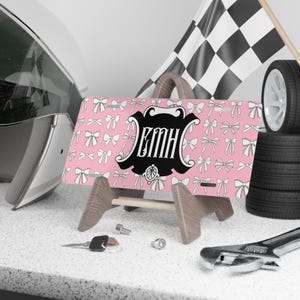 Placa de licença com laço rosa inicial personalizada, placa de vaidade fofa de momograma, decoração automotiva estética softgirl, carta personalizada, coquete, presente feminino Y2K