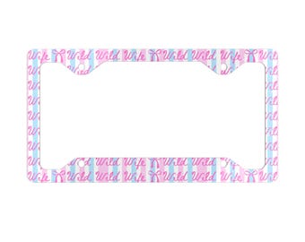 Marco de matrícula de metal con rayas azules y rosas estilo preppy para esposa salvaje, marco de matrícula de 4 agujeros, accesorio para coche, cubierta de matrícula para boda, novia comprometida