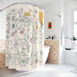 以下が含まれることがあります： クリーム色のシャワーカーテン。気まぐれな植物と建築のデザイン。イラストには、緑、ピンク、黄色の色合いの家、花、自転車が描かれています。カーテンはバスルームに吊るされています。