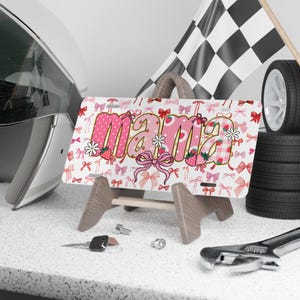 Placa de carro com laço de mamãe, fita fofa, placa de vaidade, monograma macio, decoração automotiva, acessório de carro, letra coquete feminina