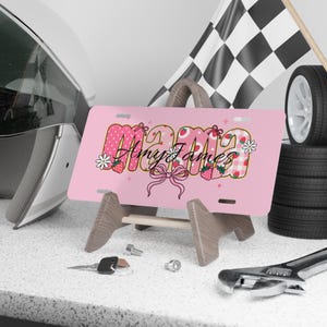 Placa de carro com laço de mamãe e nome personalizado, fita fofa, placa de vaidade, monograma softgirl, acessório de decoração para carro, letra coquete feminina personalizada