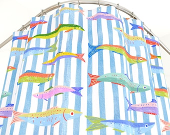 Cortina de ducha con estampado de peces a rayas: decoración de baño estilo costero (71" x 74")