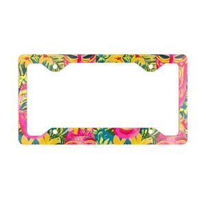 Puede incluir: Un marco de matrícula con un vibrante estampado floral. El marco presenta un diseño repetido de flores y hojas rosas, amarillas y verdes sobre un fondo blanco. Forma rectangular con recortes para el montaje.