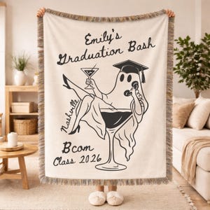 Könnte beinhalten: Eine weiße Keramik-Tasse mit schwarzem Henkel und dem Text "But First, Coffee" in schwarzer, handschriftlicher Schrift. Die Tasse steht auf einer weißen Oberfläche.