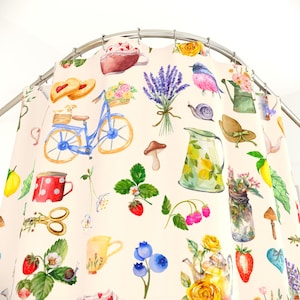 Puede incluir: Cortina de ducha con un diseño caprichoso de acuarela con una bicicleta, flores, frutas y otras ilustraciones con temática de jardín. La cortina tiene un fondo color crema y está colgada de una barra de metal curvada.