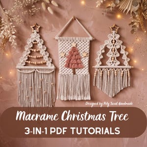 Könnte beinhalten: Drei Makramee-Wandbehänge aus cremefarbenem Baumwollgarn, Holzperlen und Sternen. Das mittlere Stück zeigt einen rosafarbenen Makramee-Baum. Text: Designed by Poly Tusal Handmade Macrame Christmas Tree 3-IN-1 PDF TUTORIALS.