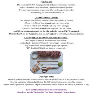 Pode incluir: Um guia de padr&otilde;es de macram&eacute; intitulado "Cap&iacute;tulo O: Prepara&ccedil;&atilde;o" com uma lista de n&oacute;s, requisitos de corda e materiais. Inclui uma foto de suprimentos como tesouras, contas e corda. O guia &eacute; para iniciantes.