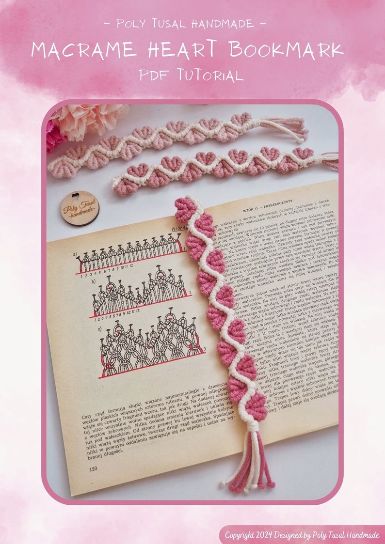 Op de afbeelding: Een roze en witte macram&eacute; hartvormige bladwijzer met een kwast. De bladwijzer is gemaakt met een knooptechniek genaamd macram&eacute;. De bladwijzer wordt getoond op een boek met een diagram van de knooptechniek.