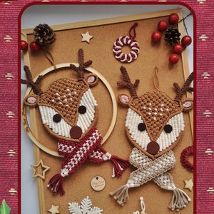 The cover of Macrame Reindeer PDF Tutorial by Poly Tusal Handmade. Title at th top. In the frame two macrame reindeers with th red and with the brown scarf. The reindeer with the red scarf is with th plywood hoop.