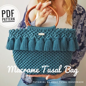 Op de afbeelding: Een tealblauwe macramé tas met een houten handvat en franjes. De tas is gelabeld met "Macrame Tussal Bag" en "Tutorial by Poly Tussal Handmade".