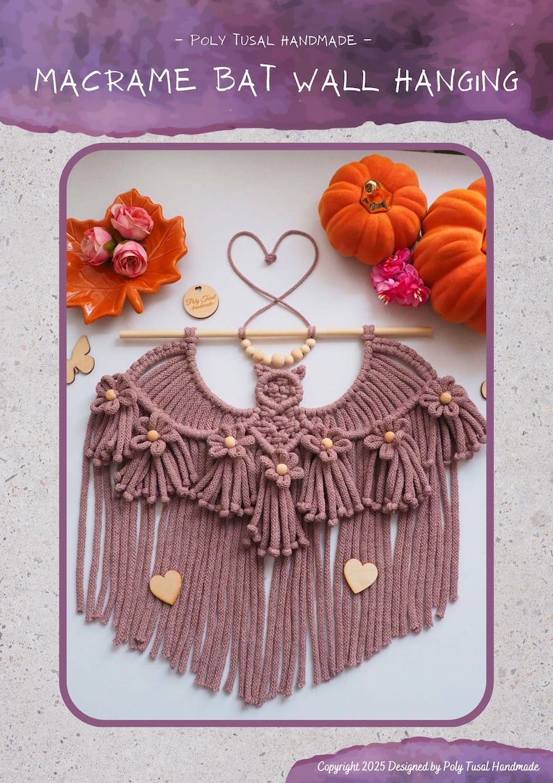 Pode incluir: Um pendurador de parede de morcego de macram&ecirc; feito &agrave; m&atilde;o em rosa empoeirado, com um design de franjas e detalhes de cora&ccedil;&atilde;o de madeira. A decora&ccedil;&atilde;o de parede inclui um pino de madeira e &eacute; adornada com pequenos detalhes florais. O texto "MACRAME BAT WALL HANGING" &eacute; vis&iacute;vel.