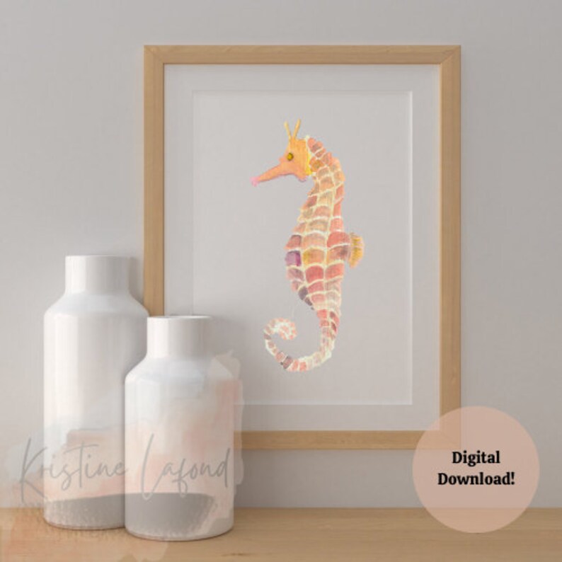 Puede incluir: Impresi&oacute;n art&iacute;stica de un caballito de mar en acuarela en un marco de madera. El caballito de mar est&aacute; representado en tonos naranja, rosa y amarillo. Las palabras "Digital Download!" est&aacute;n en un c&iacute;rculo en la esquina inferior derecha. Dos jarrones blancos en primer plano.