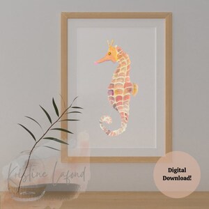 Puede incluir: Impresi&oacute;n art&iacute;stica de un caballito de mar en acuarela enmarcada en madera. El caballito de mar est&aacute; representado en tonos naranja, rosa y amarillo. La impresi&oacute;n est&aacute; etiquetada como "&iexcl;Descarga digital!"