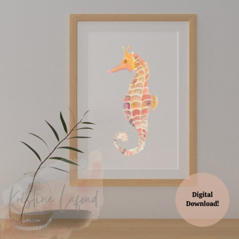 Puede incluir: Impresi&oacute;n art&iacute;stica de un caballito de mar en acuarela enmarcada en madera. El caballito de mar est&aacute; representado en tonos naranja, rosa y amarillo. La impresi&oacute;n est&aacute; etiquetada como "&iexcl;Descarga digital!"