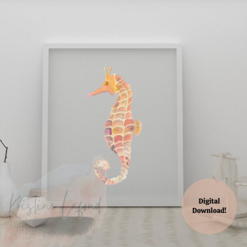 Puede incluir: Una impresi&oacute;n en acuarela enmarcada de un caballito de mar. El caballito de mar est&aacute; representado en tonos de naranja, rosa y amarillo sobre un fondo gris. La obra de arte est&aacute; en un marco blanco. El texto en la imagen dice "&iexcl;Descarga digital!"