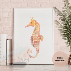 Puede incluir: Impresi&oacute;n en acuarela de un caballito de mar en tonos naranja, rosa y amarillo. El caballito de mar es el punto focal, sobre un fondo blanco. La obra de arte est&aacute; enmarcada en un borde blanco. El texto en la esquina inferior derecha dice "&iexcl;Descarga digital!"