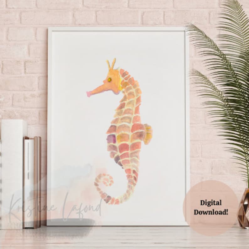 Puede incluir: Impresi&oacute;n en acuarela de un caballito de mar en tonos naranja, rosa y amarillo. El caballito de mar es el punto focal, sobre un fondo blanco. La obra de arte est&aacute; enmarcada en un borde blanco. El texto en la esquina inferior derecha dice "&iexcl;Descarga digital!"