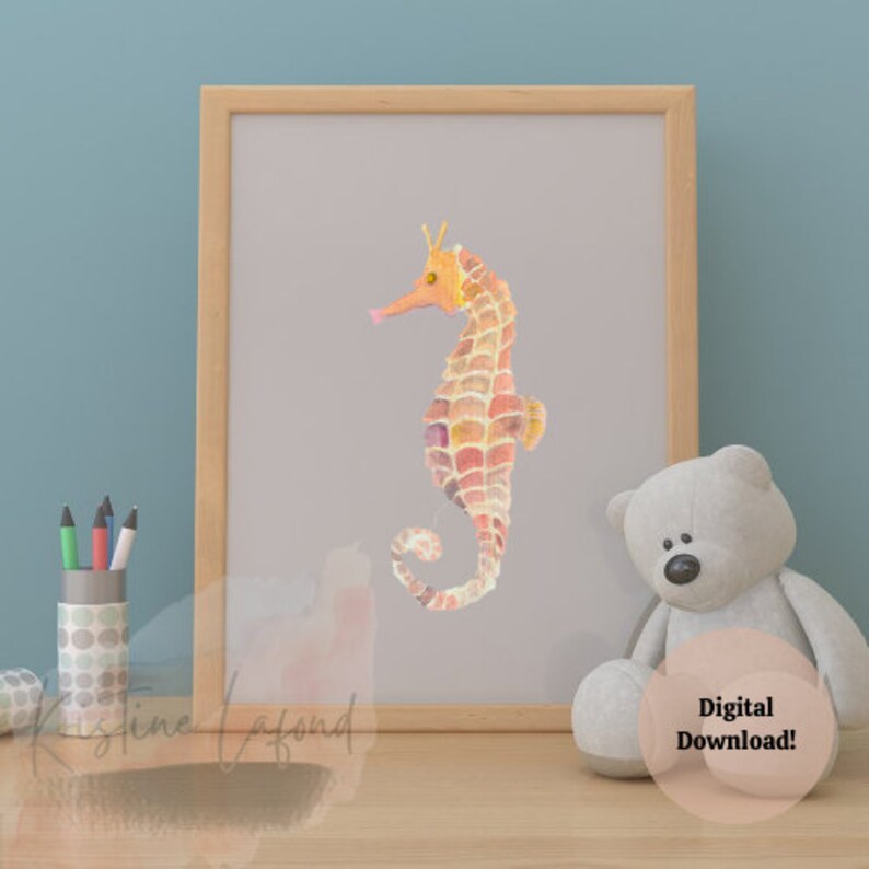 Puede incluir: Una impresi&oacute;n en acuarela enmarcada de un caballito de mar en tonos naranja, rosa y amarillo. El caballito de mar se representa de perfil sobre un fondo gris claro. El marco es de color marr&oacute;n claro. El texto "Digital Download!" es visible.