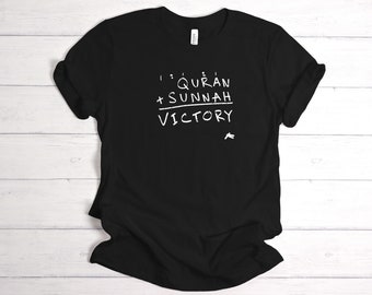 Quran and Sunnah Graphic Quote T-Shirt - Cool Cotton Streetwear Islam Shirt in Various Sizes | Unisex Novelty Peace Tee Gift for Muslims