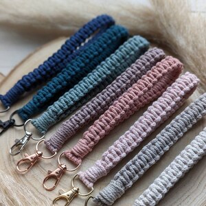 Macrame keychain made of braided cord in 8 different colors