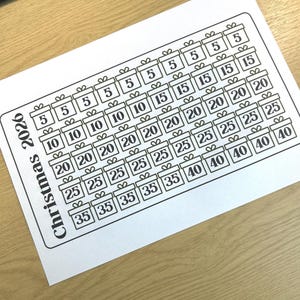 Può includere: Un foglio di carta bianco con una griglia di scatole regalo, ognuna contenente un numero. Il testo "Christmas 2026" è stampato verticalmente a sinistra. I numeri variano da 5 a 40, disposti a griglia.